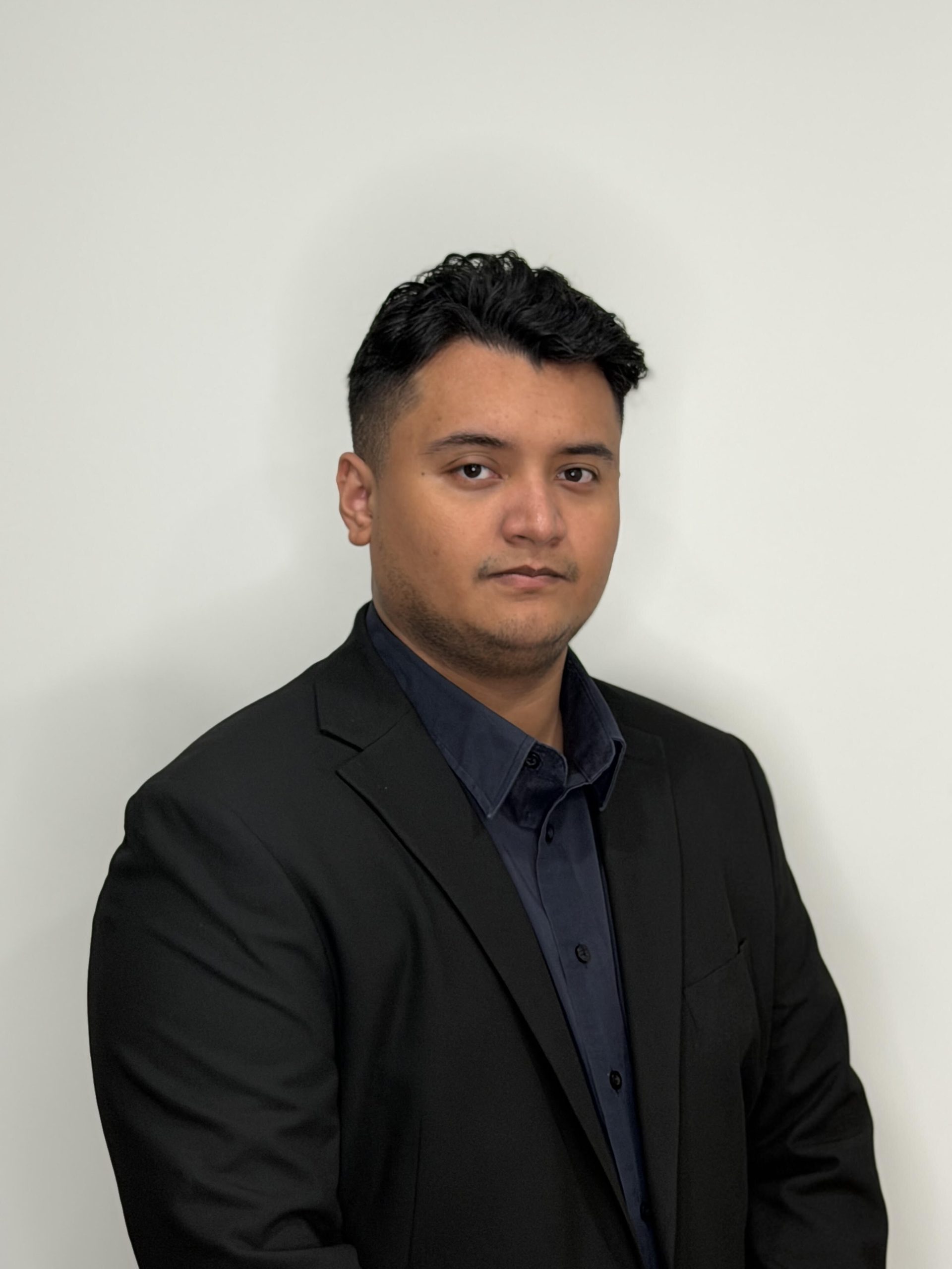 Leonel Naves, Legal Assistant at Escobar Law Firm, Call (703) 268-9199 to schedule a consultation.